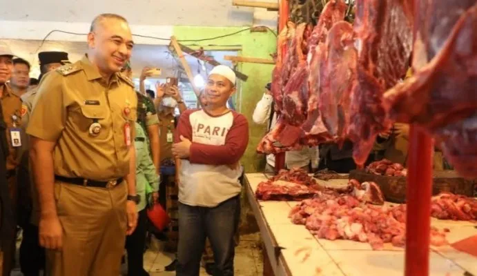 Bupati Tangerang saat melakukan pemantauan pasar. (Foto/Veronica)