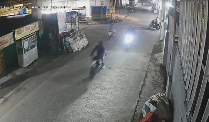 Terekam CCTV diduga pelaku begal sadis kini diburu Tim Sanggabuana Polres Karawang.(tangkap layar)