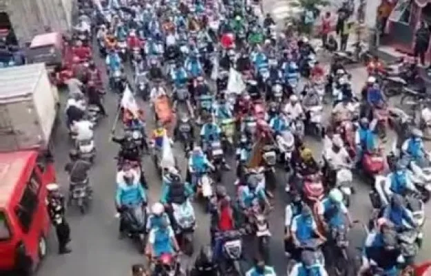 Massa aksi buruh memenuhi Jalan Raya Serang. (Foto/ist)