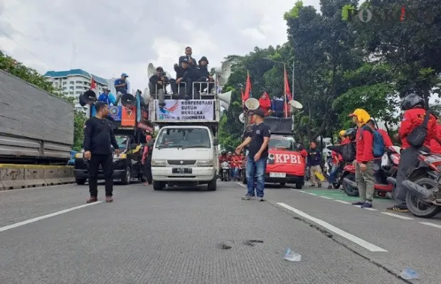 Massa aksi demo UU Cipta Kerja di jalan Gatot Subroto. (rizal)