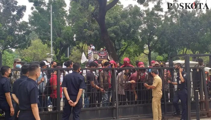 Ratusan buruh demo di depan Balaikota DKI, minta kenaikan UMP 10 %. (deny)