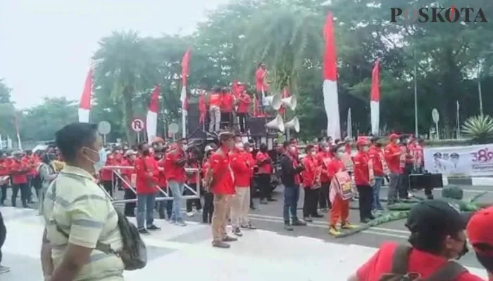 Buruh saat sedang melakukan aksi di depan Kantor Bupati Tangerang. (Veronica)