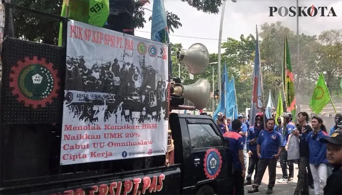 Massa aksi saat melakukan demonstrasi di depan kantor Wali Kota Bekasi. Kamis (15/9/2022). Pagi. (Ihsan Fahmi).