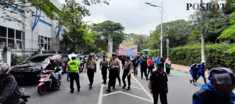 Sejumlah petugas di  kawasan Gedung DPR/MPR RI, Jakarta Pusat, saat Perayaan Hari Buruh Internasional, Senin (1/5/2023). (Pandi)