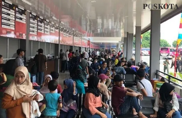 Situasi di terminal bus AKAP Kalideres Jakarta Barat saat libur panjang Nataru. (Pandi)