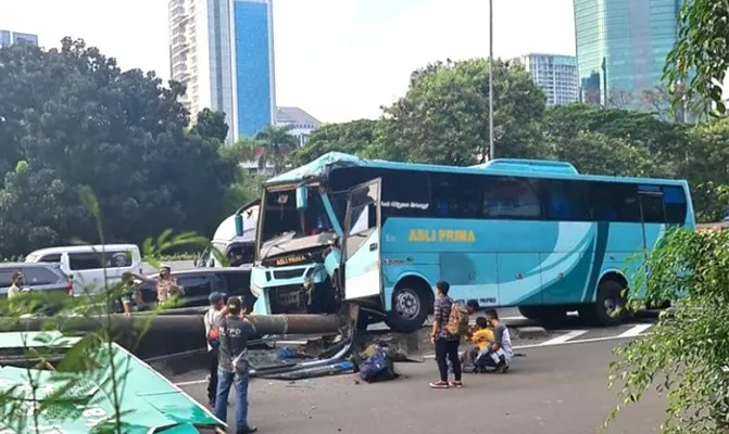 Bus menabrak tiang rambu di Tol Meruya, Kembangan, Jakarta Barat. (Foto/kanitlantasjakbar).