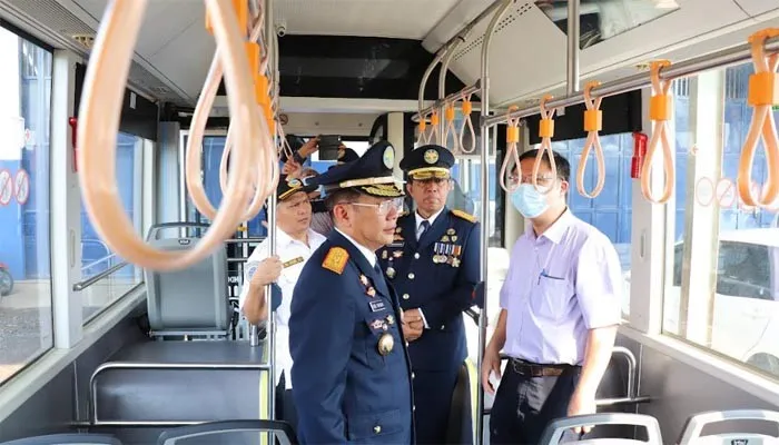 PJ Bupati Bekasi Dani Ramdan dan jajaran Dishub Kabupaten Bekasi saat naiki bus listrik beberapa waktu lalu. (Diskominfosantik Kabupaten Bekasi).