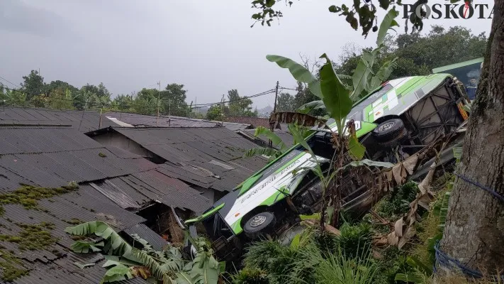 Bus terperosok dan menimpa rumah warga di Puncak Bogor pada Sabtu, 3 Agustus 2024. (Poskota.co.id/Panca Aji)