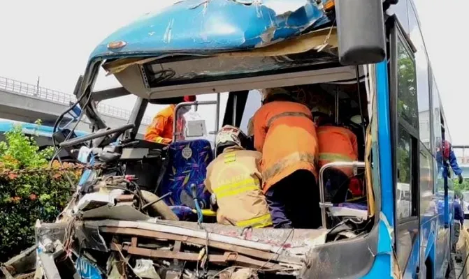 Petugas Gulkarmat Jakarta Timur melakukan evakuasi korban meninggal kecelakaan beruntun bus Transjakarta yang terjadi di Jalan MT Haryono, Senin (25/10/2021) pagi. (foto: cr02/pkl04) 