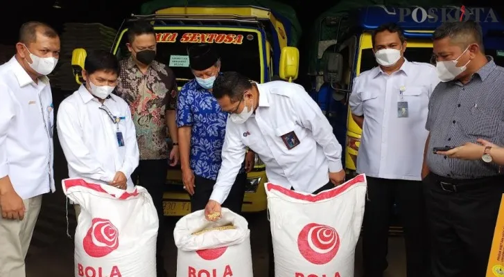 Dirut  Perum Bulog Budi Waseso saat  melepas  pengadaan dan penyaluran perdana kedelai subsidi. (rizal)