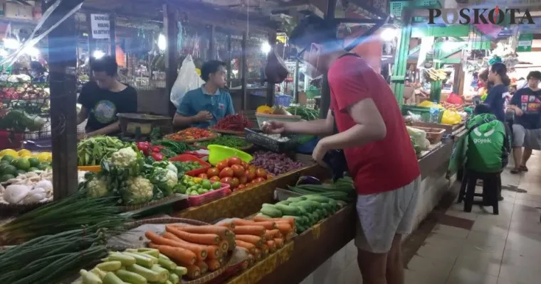 Pedagang sayur mayur di pasar Tomang Barat, Grogol Petamburan, Jakarta Barat. (Pandi)