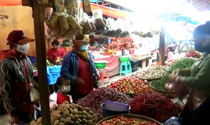 Reni, salah satu pemilik warteg di Rangkasbirung saat belanja di Pasar Rangkasbitung yang merasa berat dengan kondisi harga cabai hampir seharga daging sapi. (Foto/yusuf)