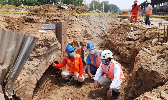 Ali Anwar (ketua tim ahli cagar budaya Kota Bekasi) TACB, penemuan situs cagar budaya di area stasiun Bekasi, Pada Agustus 2020 lalu. (Foto/tacbkotabekasi)