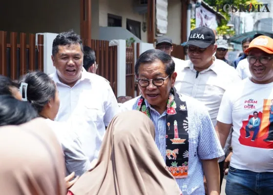 Calon Gubernur Jakarta 01, Pramono Anung saat blusukan di kawasan Pesanggrahan, Jakarta Selatan (Jaksel) pada Selasa, 1 Oktober 2024. (Poskota/Pandi Ramedhan)