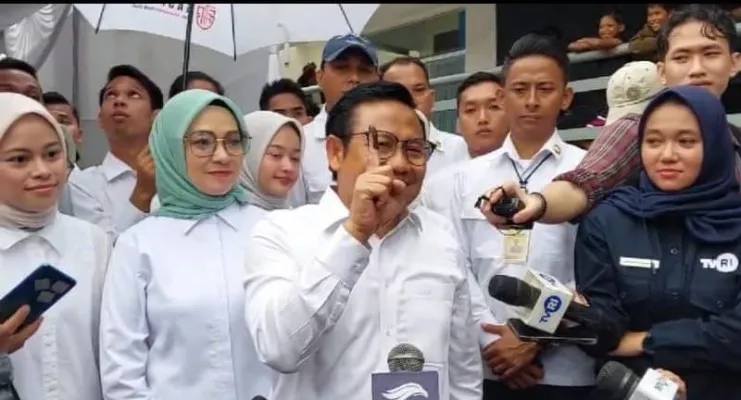 Muhaimin Iskandar menunjukkan jari tanda dia sudah mencoblos pemilu. (Ihsan Fahmi).