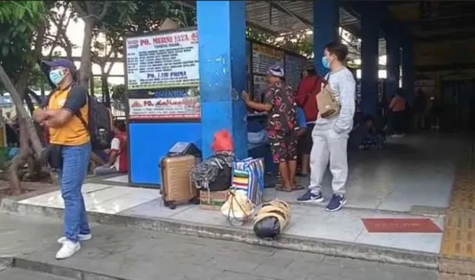 Calon penumpang bus di Terminal Tanjung Priok