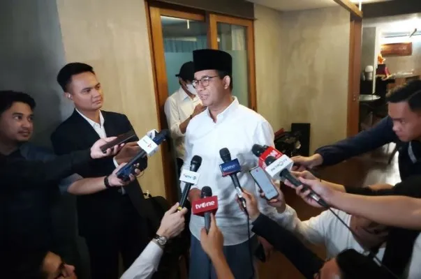 Capres nomor urut 1, Anies Baswedan saat menemui wartawan sebelum bertolak ke TPS pada Rabu (14/2/2024).(Poskota.co.id/Angga Pahlevi)