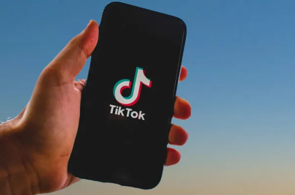 Cara mengatasi TikTok stak logo. (Pixabay/nikuga)