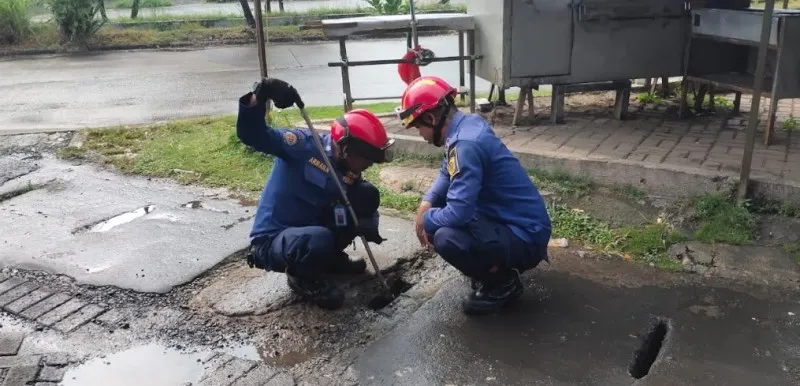 Petugas damkar Kabupaten Bogor bantu cari kunci motor.(Ist)