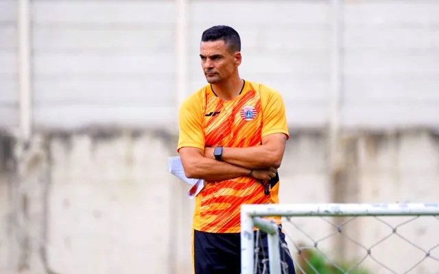 Potret pelatih Persija, Carlos Pena memberikan latihan mandiri pada saat jeda kompetisi Liga 1. (Dok. Persija)