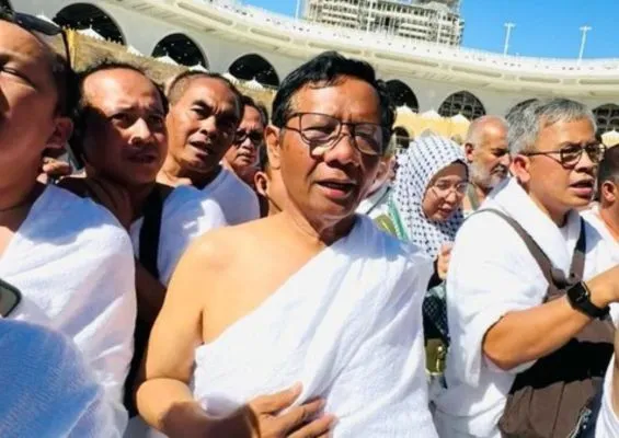 Cawapres Mahfud MD menunaikan ibadah umrah di Tanah Suci.(Istimewa)