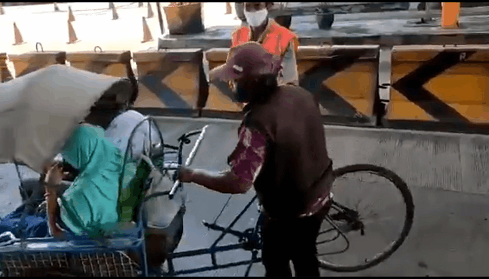 Loh Kok Bisa Video Tukang Becak Sambil Bawa Penumpang Masuk Tol Surabaya Gresik Viral Di Medsos 