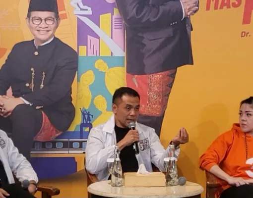 Juru bicara pasangan calon Pramono Anung-Rano Karno, Chico Hakim. (Poskota/Pandi)