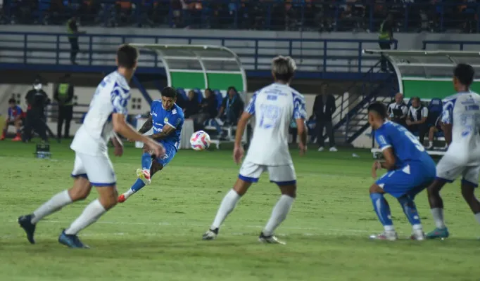 Penyerang Persib Bandung, Ciro Alves menendang bola ke gawang PSIS Semarang. Saat ini, Maung Bandung akan bersiap melawan Port FC. (Persib Official/Sutanto Nurhadi Permana)