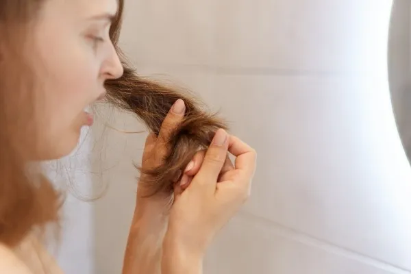 Ketahui 7 Penyebab Rambut Kering dan Rontok yang Harus Segera Dihindari. (Foto: Freepik/ user18526052)