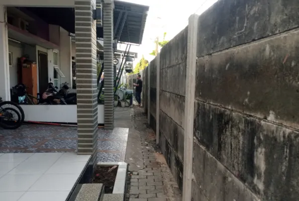 10 Rumah warga di cluster Green Village Bekasi ditutup tembok beton. Foto: Ist.