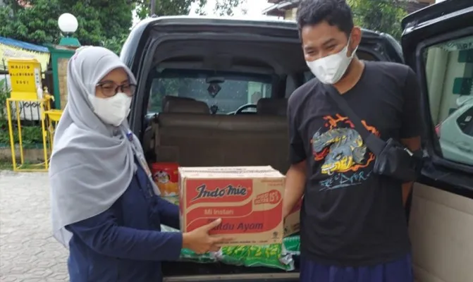 Pihak Kelurahan langsung memberikan bantuan sosial berupa sembako kepada 14 KK yang positif Covid-19 di wilayah Jati Padang. (Foto/kelurahanjatipadang)