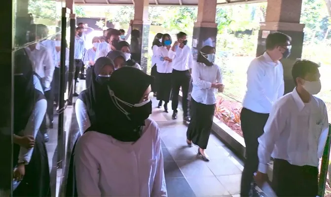 Peserta CPNS yang mengikuti tes harus melewati beberapa titik pemeriksaan di Gedung Walikota Jakarta Barat. (Foto/r01)