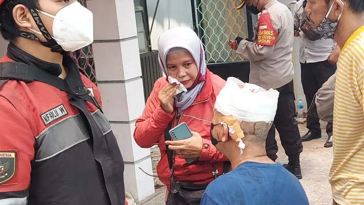 Bapak Yasmin korban rubuhnya crane yang mengalami terluka di bagian kepala. (Foto/angga)