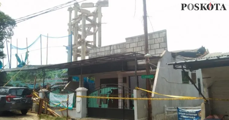 Rumah warga yang tertimpa crane rubuh digaris polisi (angga)