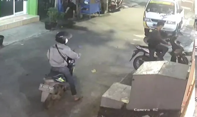 Tangkap layar rekaman CCTV saat kedua maling menggasak motor di Jalan Swasembada Timur Raya, RT 18 RW 5, Kebon Bawang, Tanjung Priok, Jakarta Utara. (Foto/tangkapanlayarcctv)