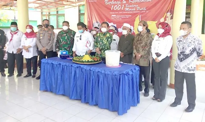 Gebyar 1001 bendera merah putih dan sosialisasi vaksinasi Kecamatan Curug. (Foto/luthfi) 