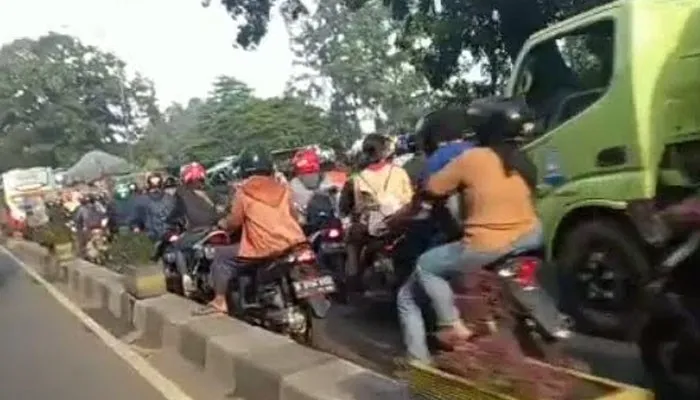 Kemacetan di Jalan Daan Mogot.  (Iqbal)