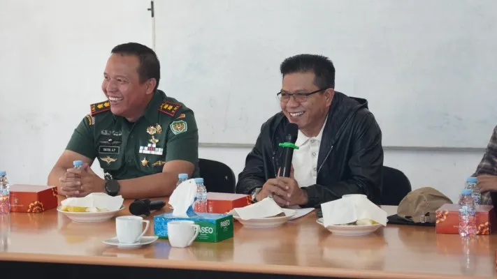 Bupati Bandung, Dadang Supriatna (kanan) sedang menggelar program pentahelix mempercepat terwujudnya pengelolaan lahan tidur di Kabupaten Bandung. (Dok. Pemkab Bandung)