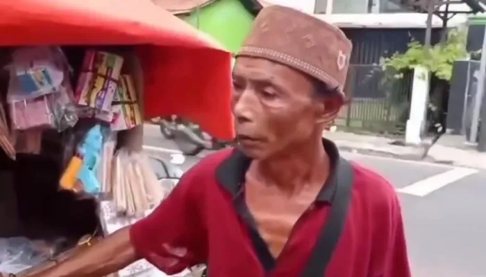 Tangkapan layar video seorang kakek penjual mainan jadi korban pencurian saat menunaikan ibadah shalat Jum'at (Instagram @updateinfojakarta)