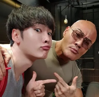 Daggy berfoto dengan Deddy Corbuzier setelah lakukan podcast. (Instagram: @daggy_94)