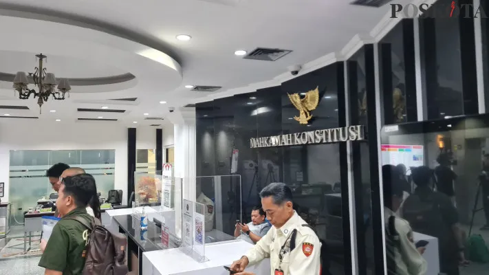 Suasana Gedung Mahkamah Konstitusi (MK) di Jakarta Pusat. Tim RIDO batal mengajukan gugatan hasil Pilkada Jakarta 2024 hingga pendaftaran ditutup, Kamis, 12 Desember 2024, malam. (Poskota/Pandi Ramedhan)