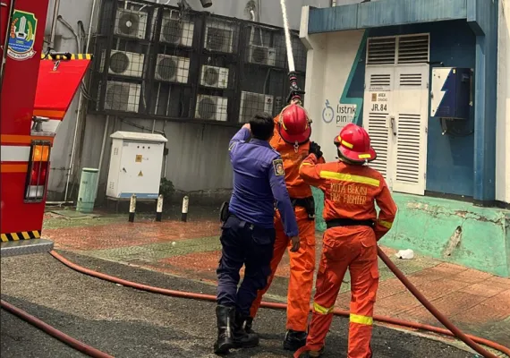 Petugas pemadam kebakaran saat memadamkan api di tempat karaoke di Cibubur Times Square, Jatisampurna, Kota Bekasi, Jumat, 20 Juli 2024. (dok: Damkar Kota Bekasi)