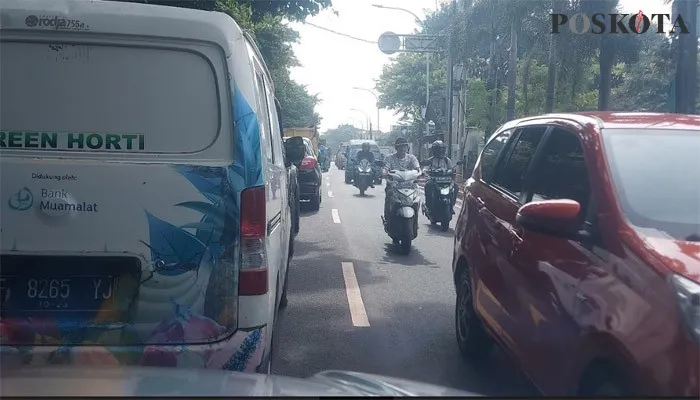 Jalan Raya Muchtar Sawangan arah Depok mengalami kemacetan akibat uji emisi di PErum Telaga Golf Sawangan. (angga)