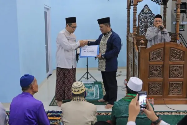 Pemberian hibah di Masjid Nurul Muhajirin, di Griya Ciledug Indah 1, Kelurahan Padurenan, Kecamatan Karang Tengah, Kota Tangerang. (Istimewa)