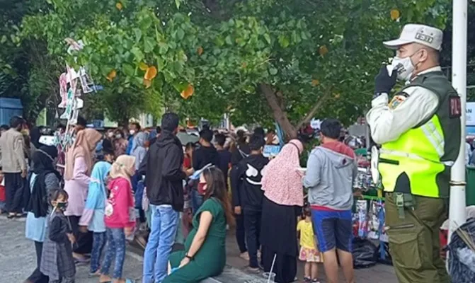 Petugas Satpol PP Kecamatan Tanjung Priok saat membubarkan kerumunan di kawasan Danau Sunter beberapa waktu lalu. (Foto/yono)