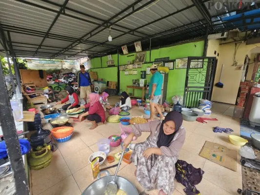 Dapur umum yang didirikan emak-emak untuk memasak bantuan makanan bagi warga terdampak banjir di Desa Tanjung Burung, Kecamatan Teluknaga, Kabupaten Tangerang. (Poskota.co.id/Veronica Prasetio)