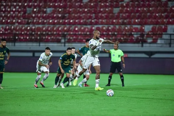 David da Silva mencetak gol lewat titik putih dalam laga kontra Persikabo, Jumat, 15 Maret 2024. Persib menang 1-3 atas Persikabo dalam laga tersebut. (Foto: Persib.co.id)