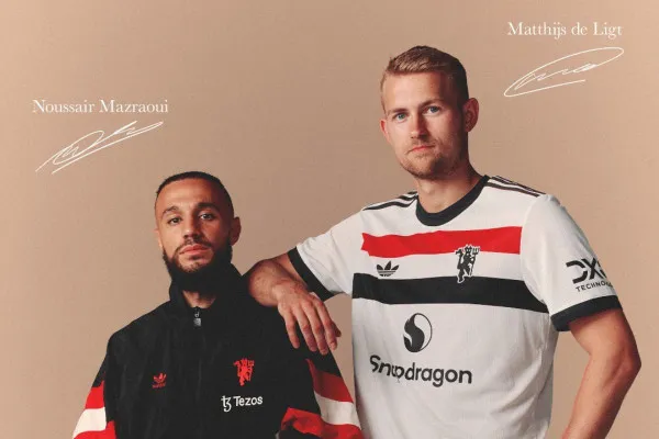 Manchester United memperkenalkan Matthijs de Ligt dan Noussair Mazraoui sebagai rekrutan terbaru. (X/@ManUtd)