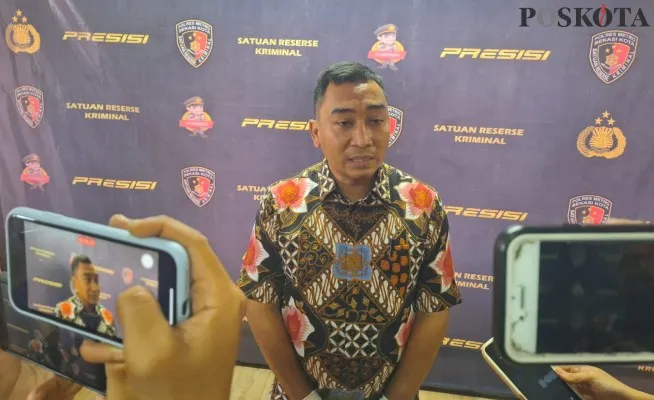 Kasat Reskrim Polres Metro Bekasi Kota, AKBP Muhammad Firdaus menjelaskan tentang kasus Deka Reset. (Poskota.co.id/Ihsan Fahmi)