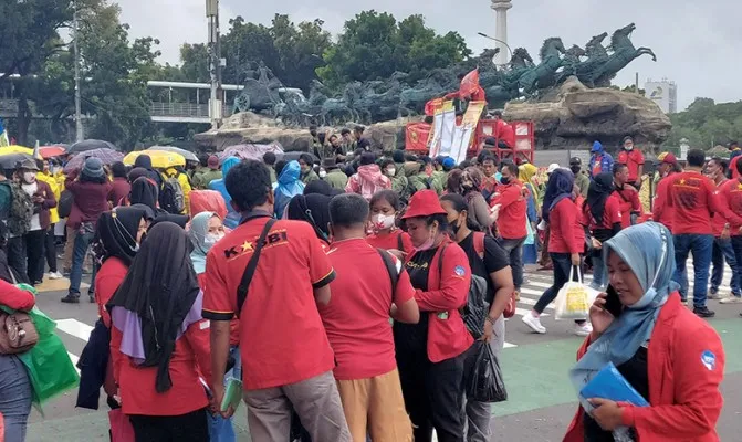 Aliansi buruh melancarkan aksi unjuk rasa di kawasan Bundaran Patung Kuda, jalan Medan Merdeka Barat, Jakarta Pusat. (Foto/cr-05)